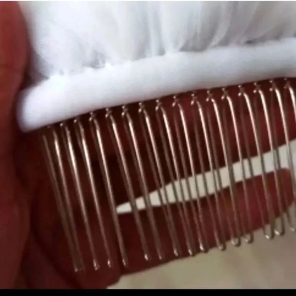 Elegant White Bridal Veil - Picture 14 of 15